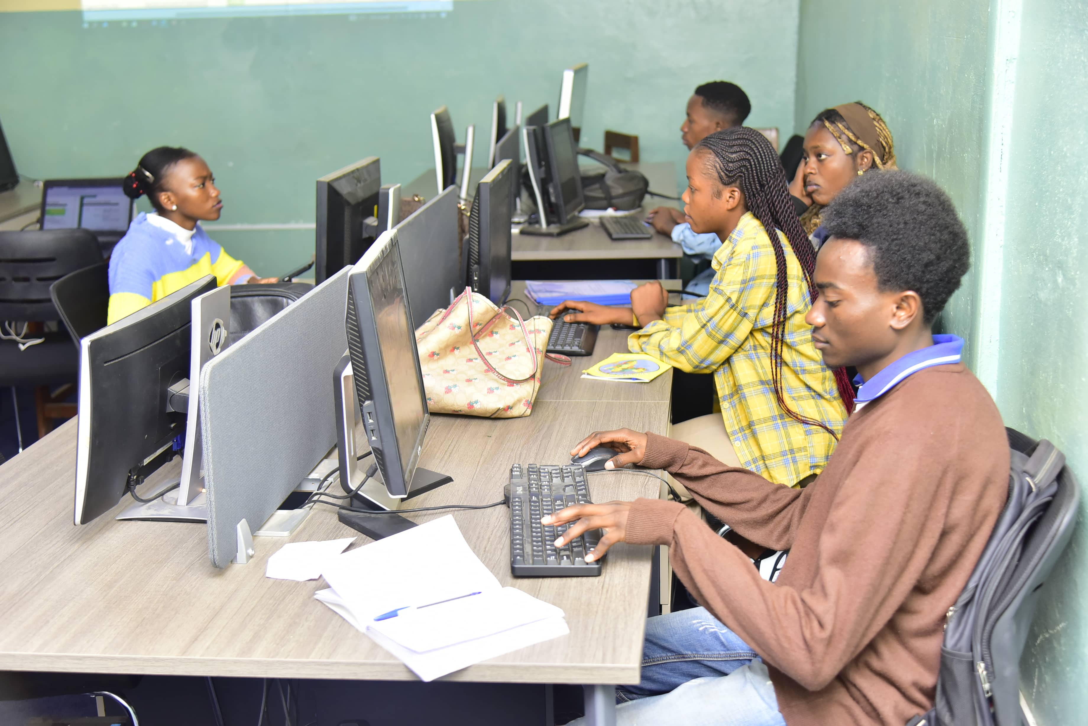 Étudiants en salle informatique à l'UBA